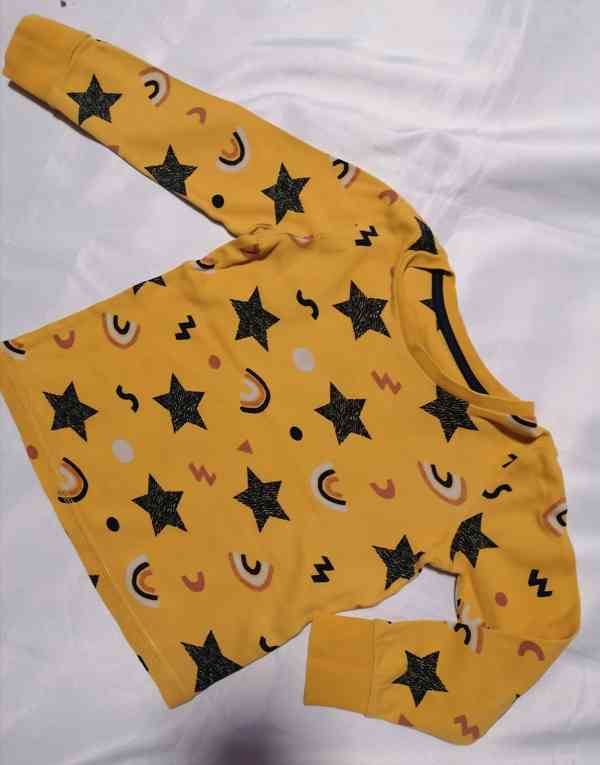 Žluté tričko s hvězdami, vel. 104-110  - foto 3