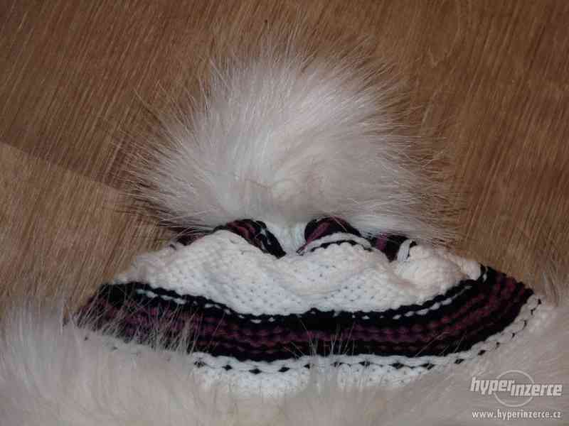 chlupatá bílá zimní čepice - foto 5