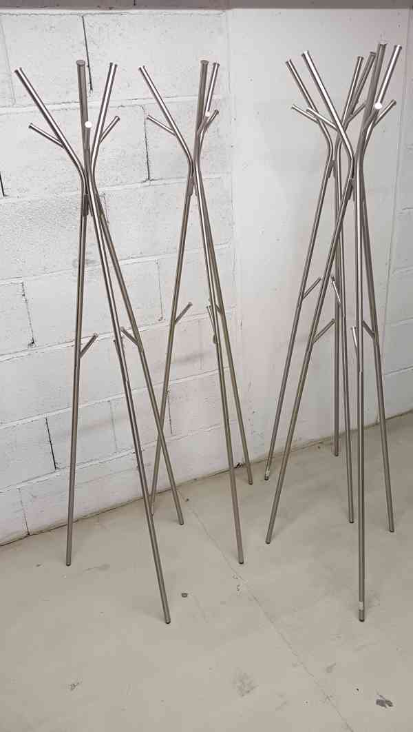 Kovový rozložitelný věšák IKEA