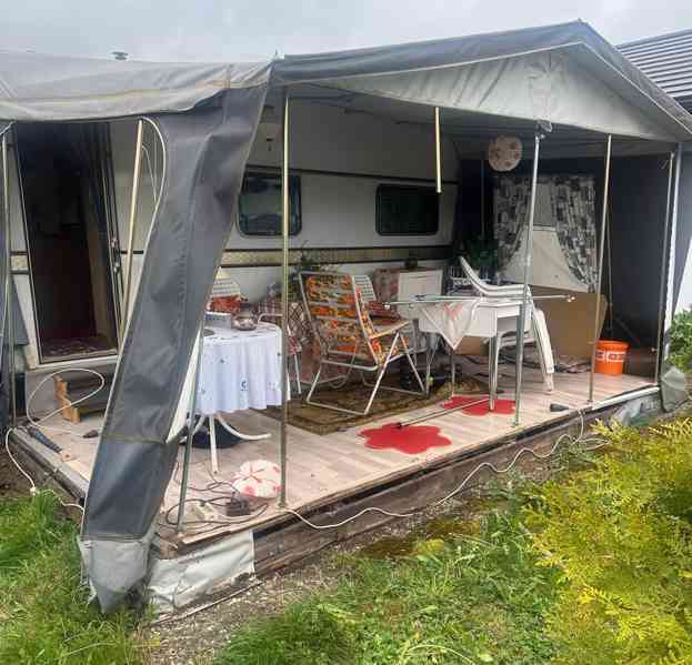 Chata na kolech. Pěkná Eriba na pevné stání, odvoz možný. - foto 17
