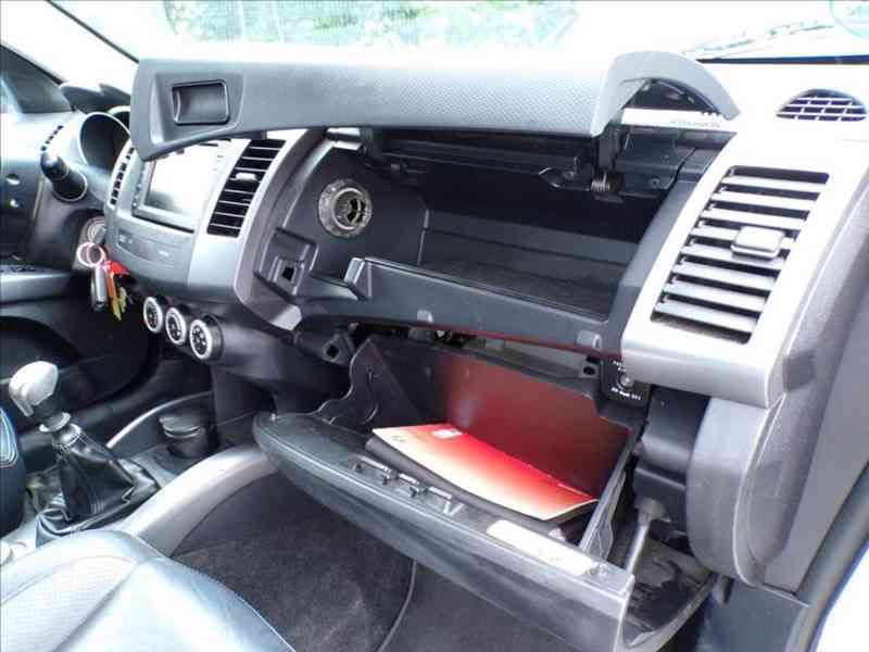 Citroën C-Crosser 2,2 HDI -7.míst,4X4,TAŽ.ZAŘ. - foto 18