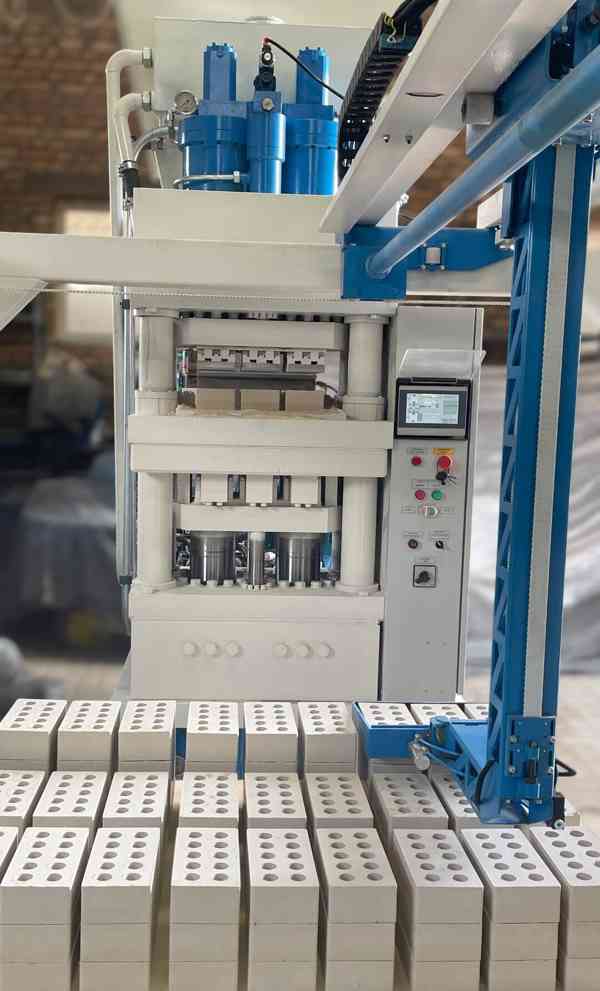 Automatická výrobní linka pro výrobu stavebních materiálů.   - foto 2