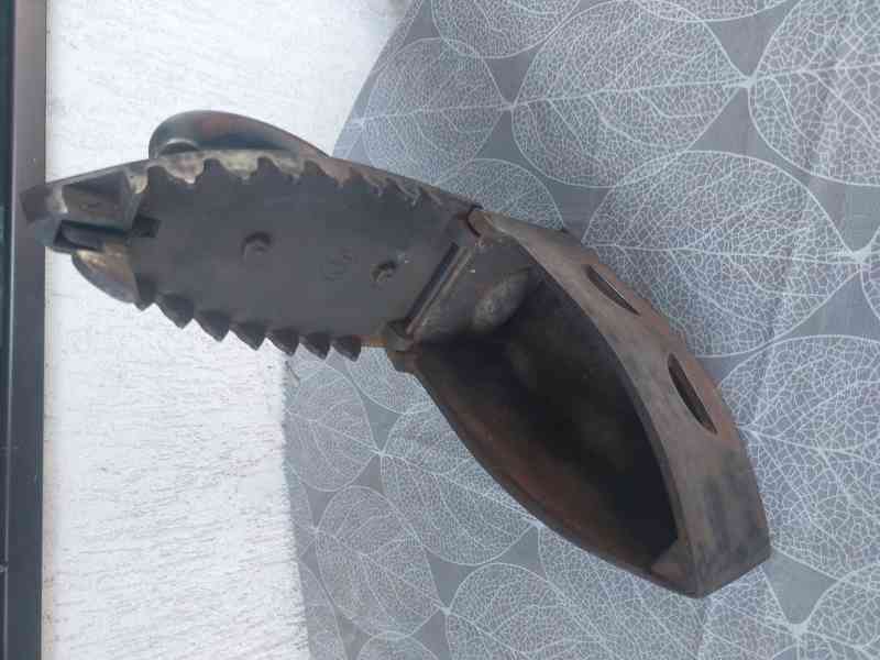 Stará žehlička na dřevěné uhlí.  - foto 4