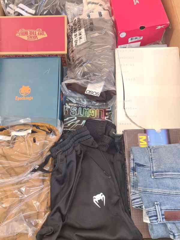 Paleta se značkovými botami a oblečením  - foto 2