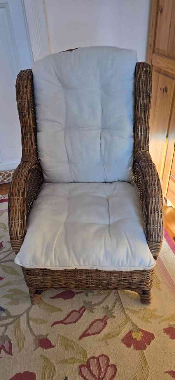 PROUTĚNÉ KŘESLO S POLSTROVÁNÍM