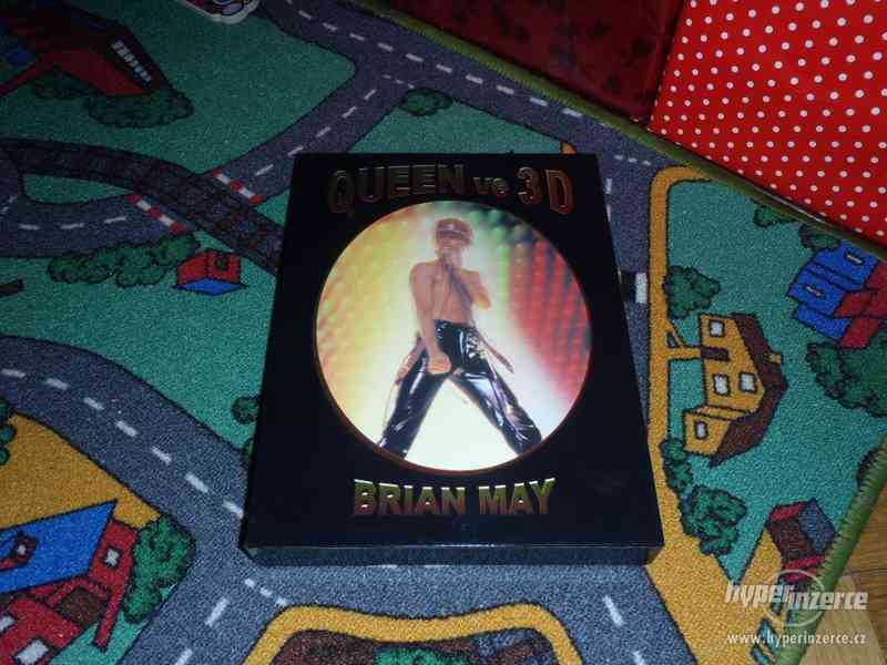 nová kniha Queen ve 3D Brian May Freddie Mercury - foto 1