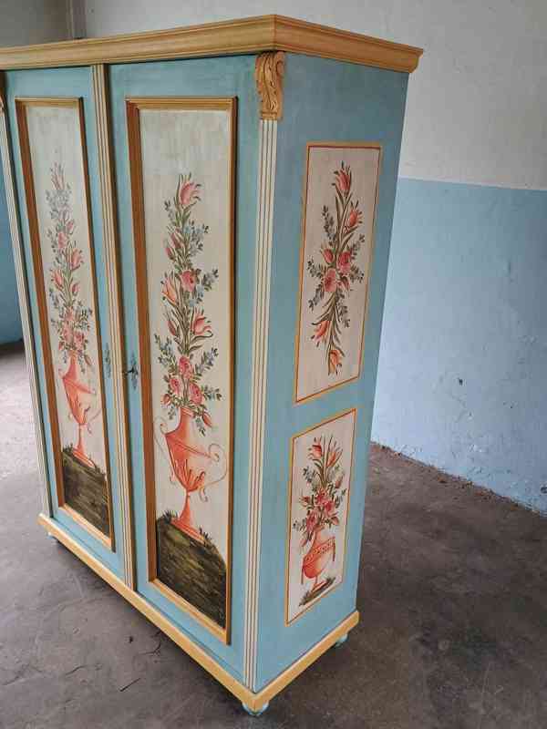 malovaná skříň po renovaci - foto 2