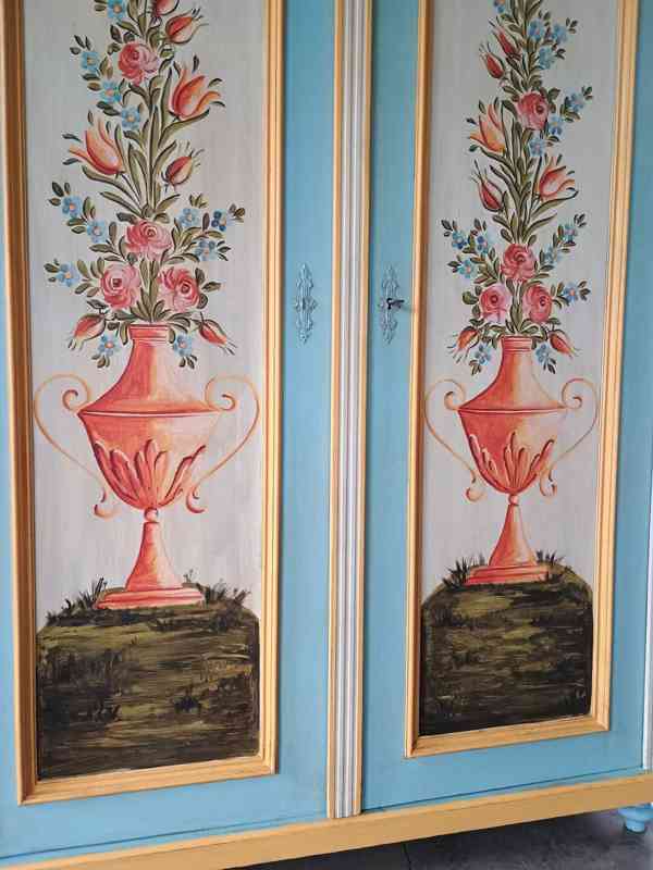 malovaná skříň po renovaci - foto 7