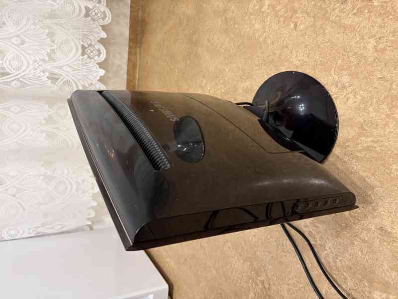 širokoúhlý LCD 22" monitor Samsung - foto 2