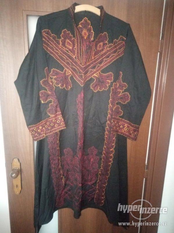 Šaty bohatě zdobené výšivkou, zřejmě z Ruska - foto 1