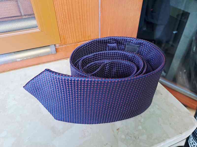 Pánská kravata tmavě fialová, vzor puntíky - foto 1