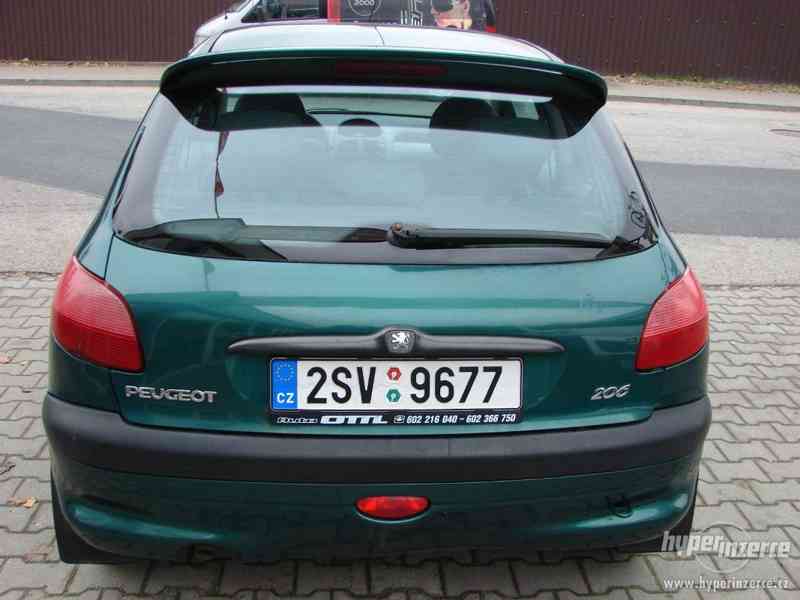 Peugeot 206 1.1i Koupeno v ČR r.v.2002 - foto 4