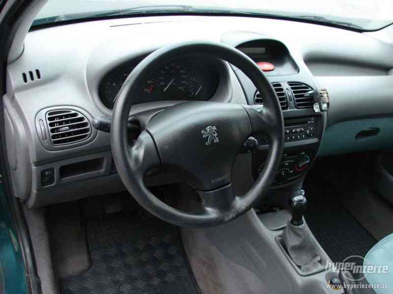 Peugeot 206 1.1i Koupeno v ČR r.v.2002 - foto 5