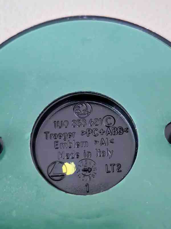 NOVÝ ORIGINÁL Znak Škoda Roomster zadní 1U0853621C 80 mm - foto 2
