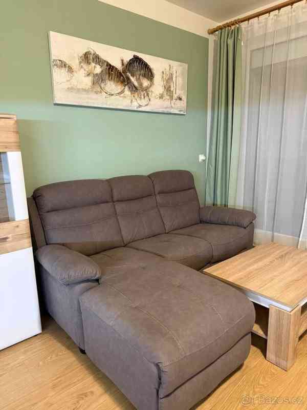 Prodám moderní šedá šedou pohovku – ve skvělém stavu - foto 3
