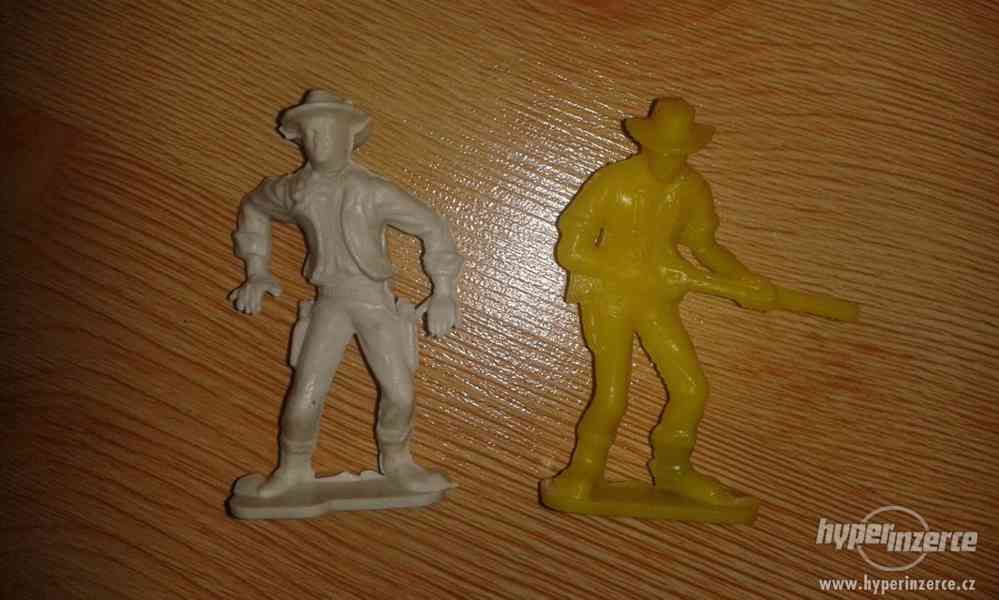 Kovbojové - staré figurky z plastu - foto 1