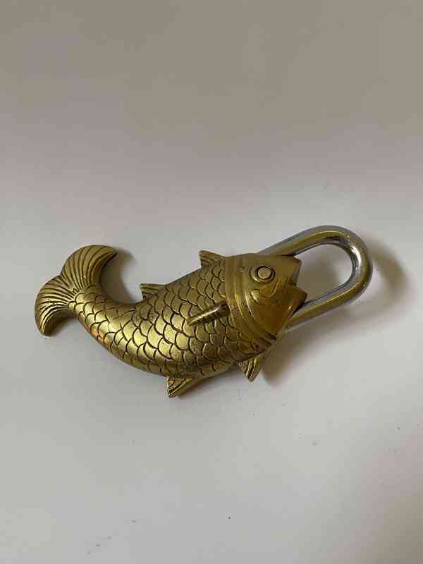 Ryba - velký mosazný zdobený visací zámek -2 klíče - foto 3