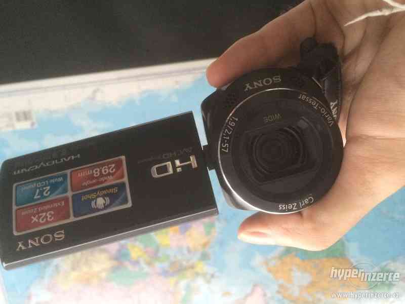 Sony HDR-CX220E Full HD 32xZoom a otočný displej 360 - foto 1
