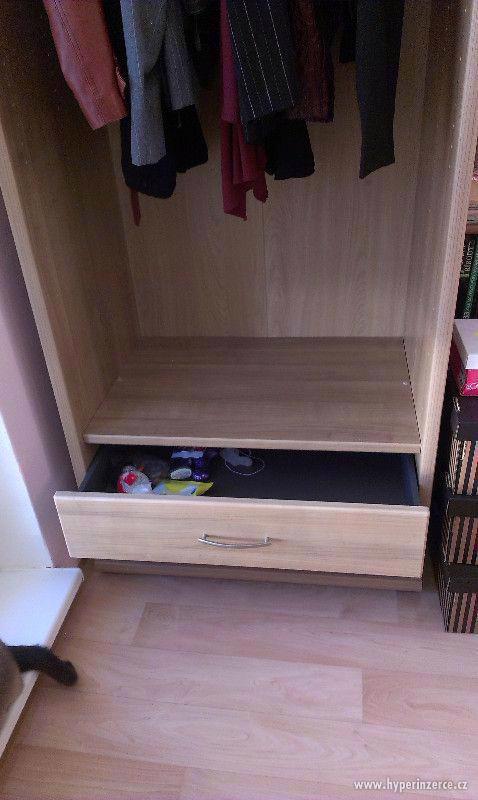Prodám skoro novou šatní skříň KIKA - foto 2