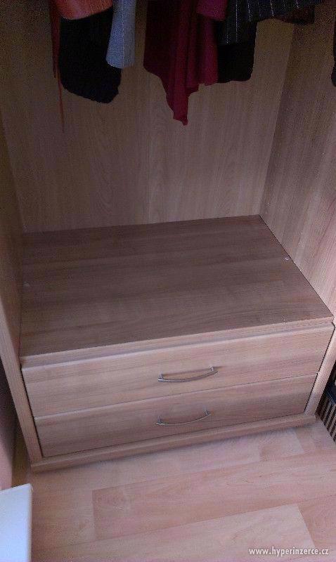 Prodám skoro novou šatní skříň KIKA - foto 3