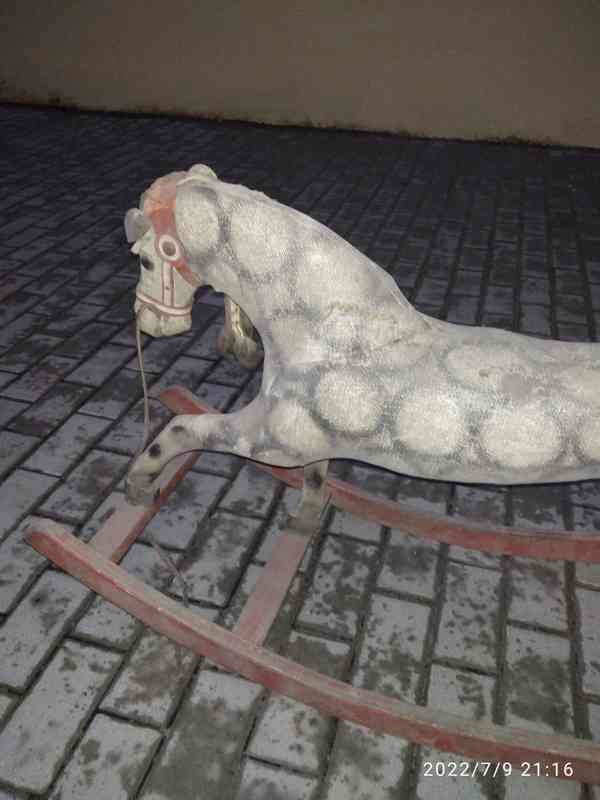 starý houpací koník - foto 2