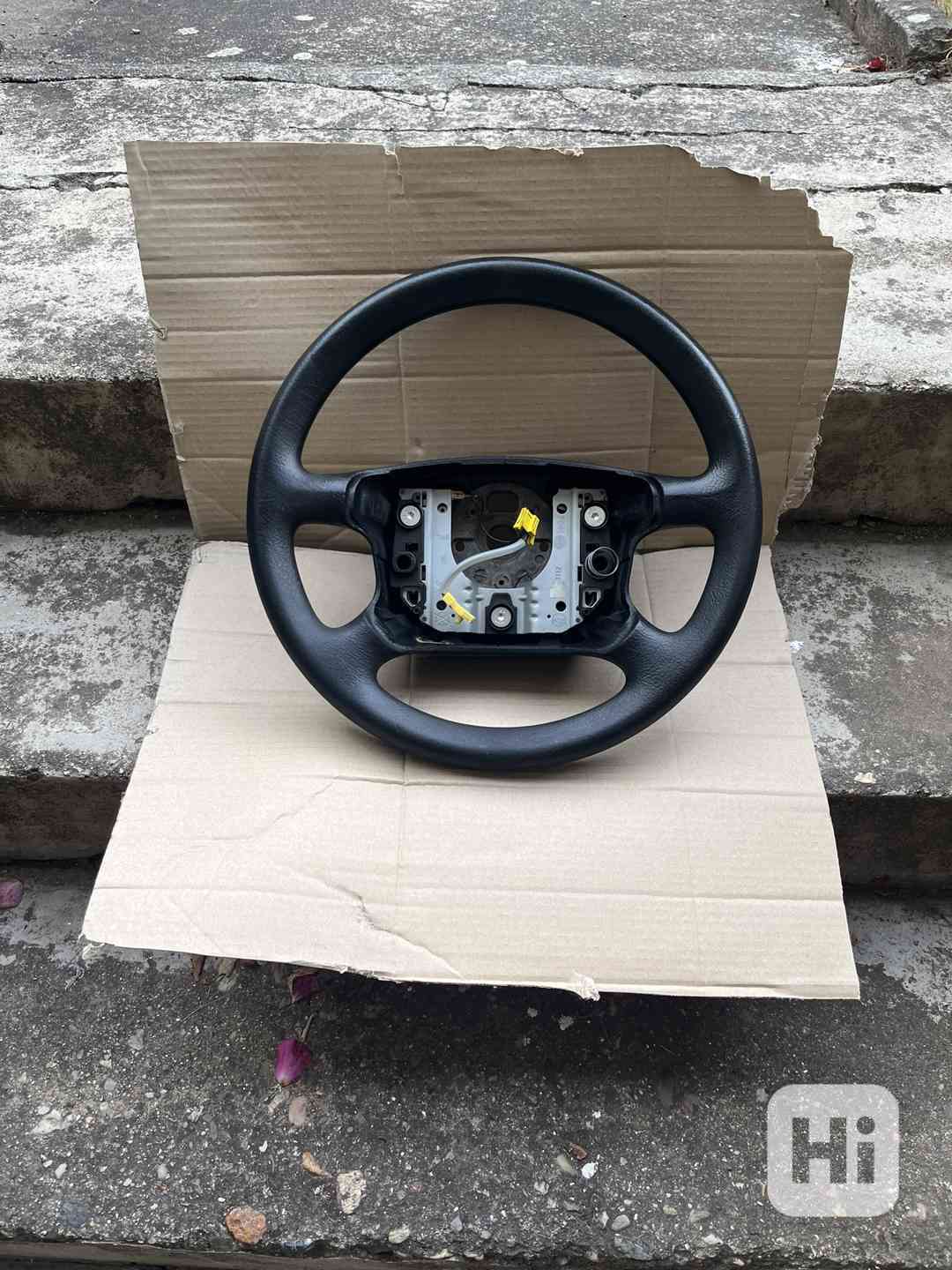 Pěkný volant ŠKODA OCTAVIA - málo použitý - foto 1