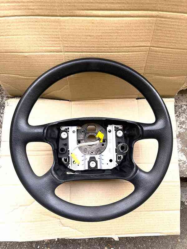 Pěkný volant ŠKODA OCTAVIA - málo použitý - foto 2