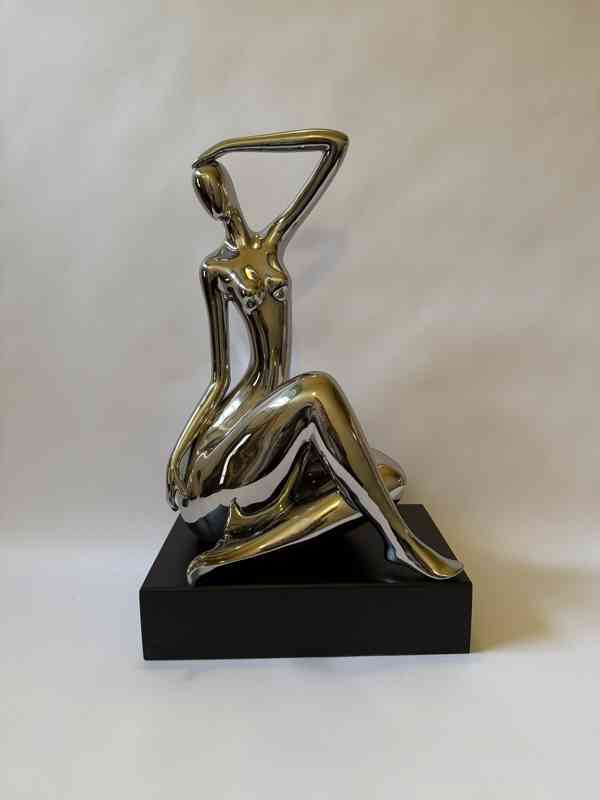 Akt dívky - socha ve stříbrném provedení 54 cm