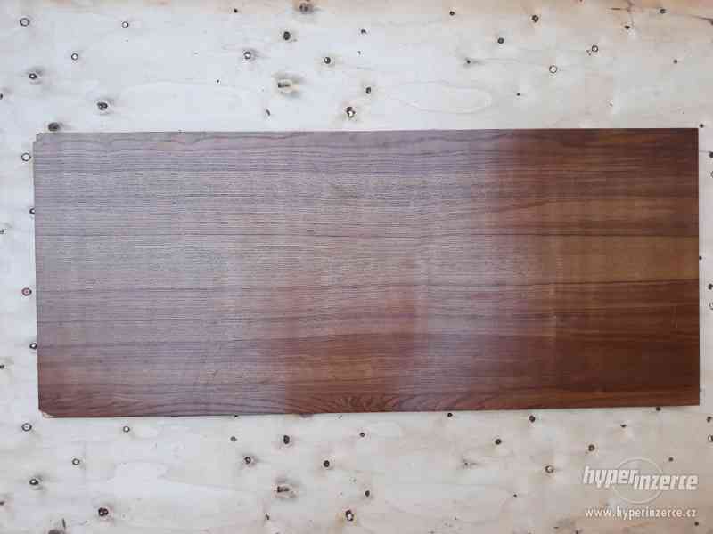 Dřevěná deska zdobená lamelami, 130 x 55cm. - foto 2