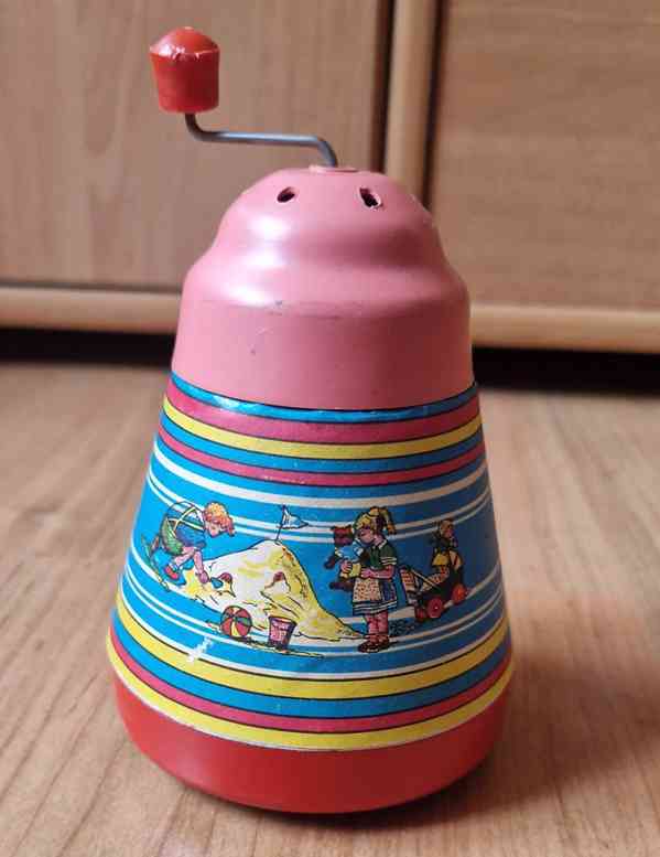 Gumový Rumcajs,mlýnek,KDN želvy,plechová káča,pejsek,formule - foto 3