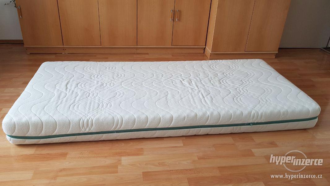 Postel, rošt a matrace - foto 8