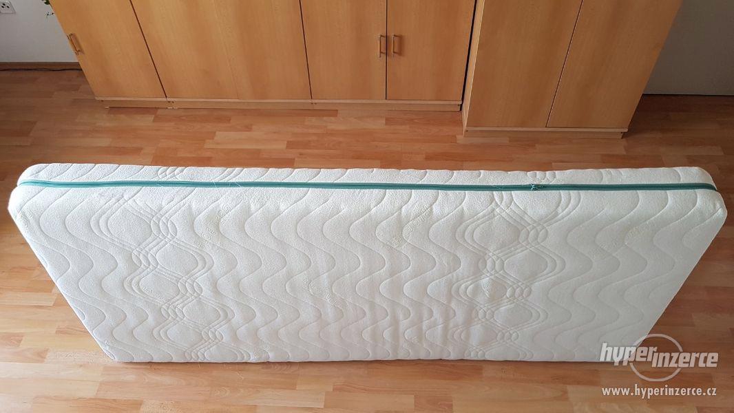 Postel, rošt a matrace - foto 11