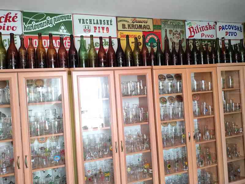 Pivní sklo, půllitry, třetinky, pivovarské cedule.