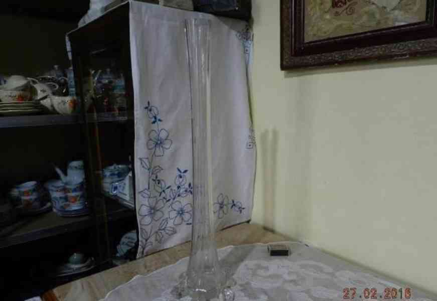 Krásná stará vysoká skleněná váza 56cm