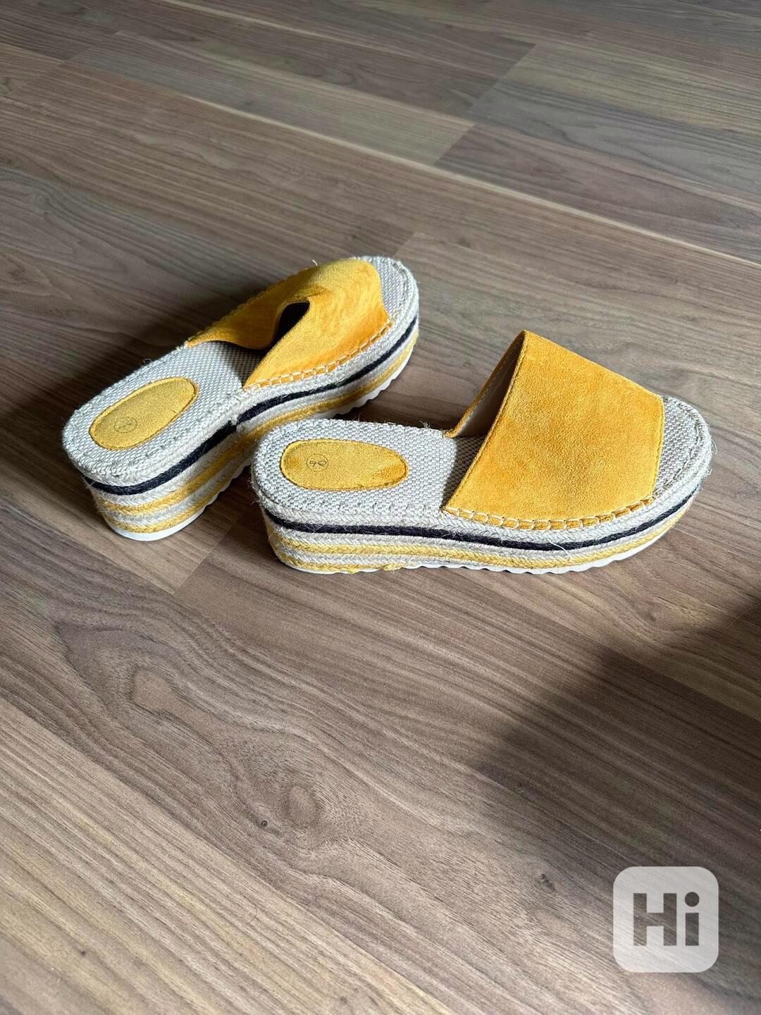 Letní dámské pantofle žluté barvy  - foto 1