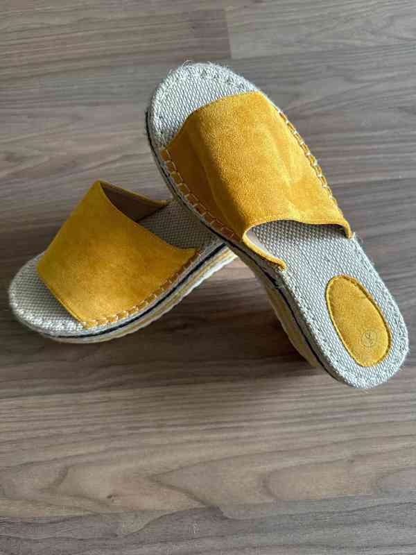Letní dámské pantofle žluté barvy  - foto 8