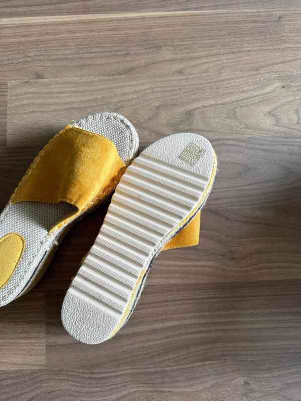 Letní dámské pantofle žluté barvy  - foto 3