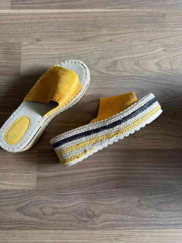 Letní dámské pantofle žluté barvy  - foto 4