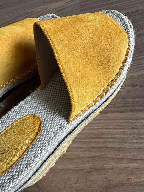 Letní dámské pantofle žluté barvy  - foto 7