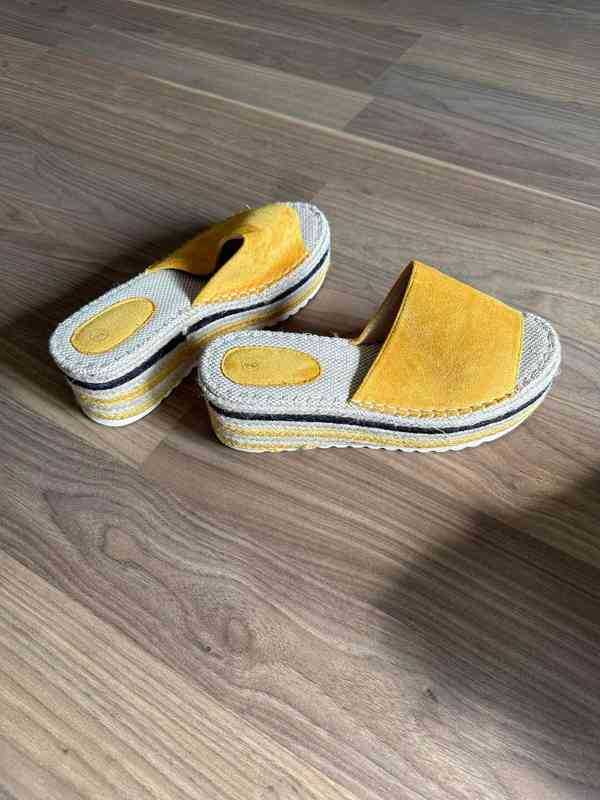 Letní dámské pantofle žluté barvy  - foto 5