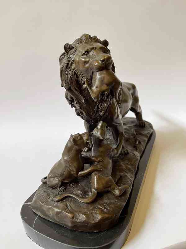 Lev a lvíčata s kořistí - bronzová socha - foto 5