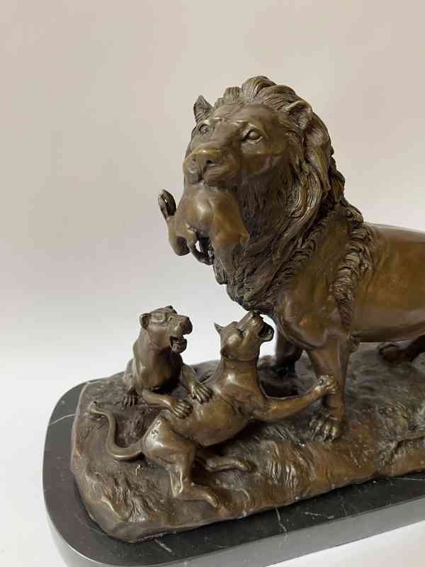 Lev a lvíčata s kořistí - bronzová socha - foto 2