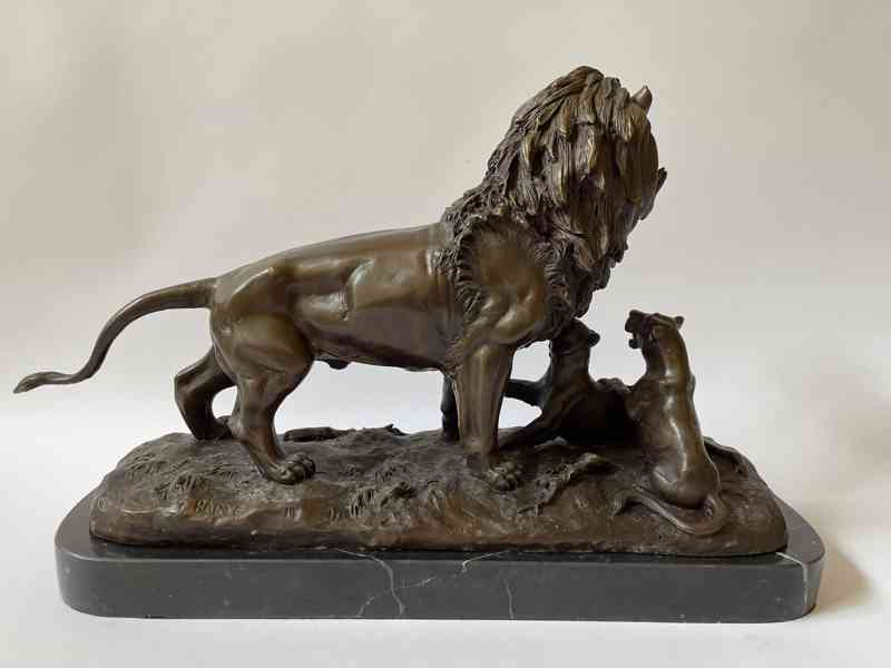Lev a lvíčata s kořistí - bronzová socha - foto 4
