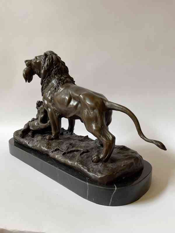 Lev a lvíčata s kořistí - bronzová socha - foto 3