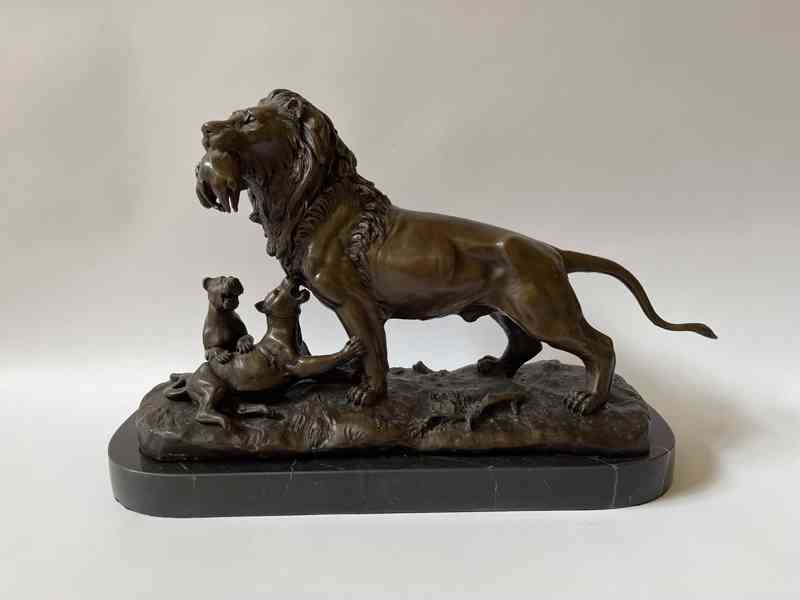 Lev a lvíčata s kořistí - bronzová socha - foto 1