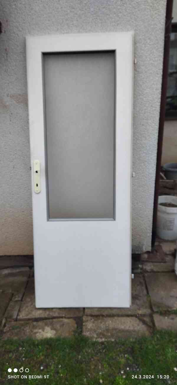 Interiérové dveře 80 cm 2/3 prosklené bílé 