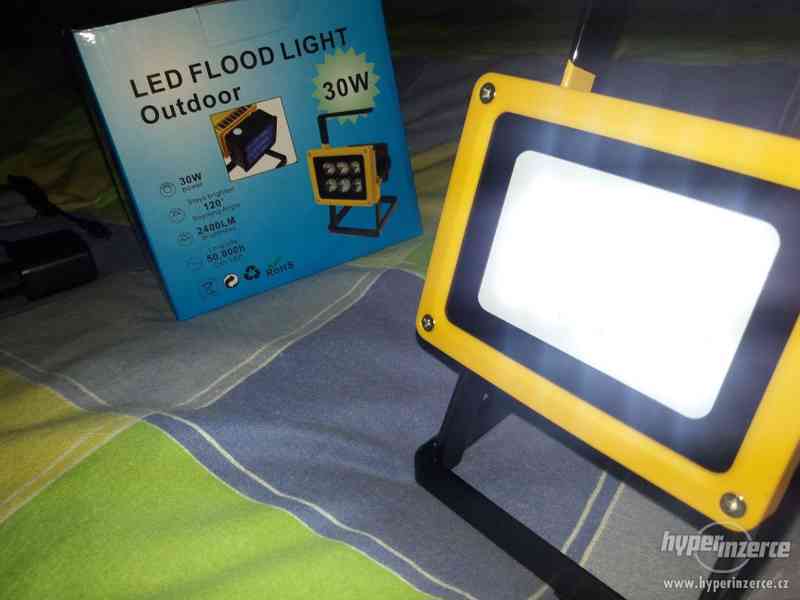Přenosné dobíjecí LED světlo / LED halogen přepínání 30W=100 - foto 6