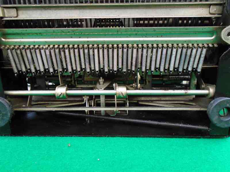 Starožitný retro psací stroj Olympia funkční pěkný - foto 13
