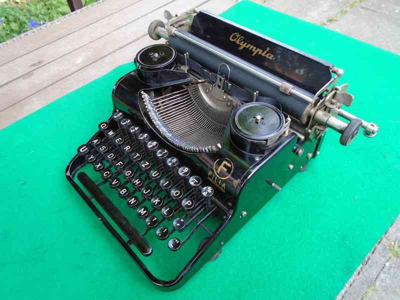 Starožitný retro psací stroj Olympia funkční pěkný - foto 3