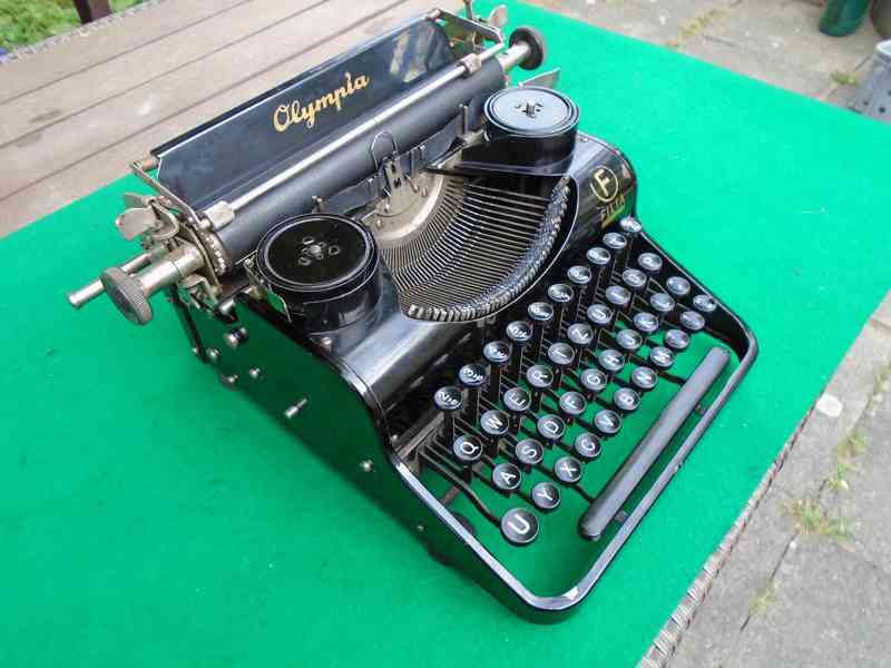 Starožitný retro psací stroj Olympia funkční pěkný - foto 2